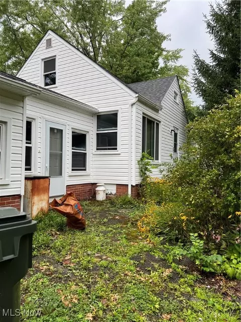 Exterior - 2820 Stark Dr, Willoughby Hills, OH 44094 photo 6 of 15