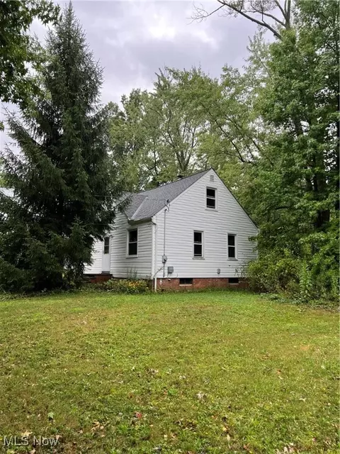 2820 Stark Dr, Willoughby Hills, OH 44094