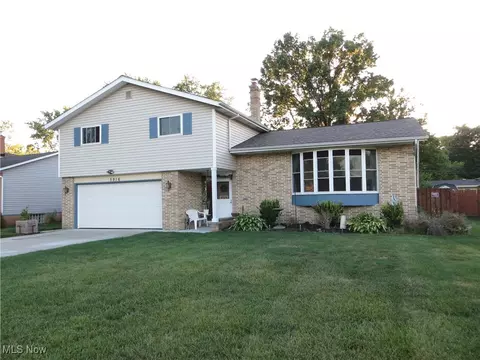 5916 Park Ridge Dr, North Olmsted, OH 44070