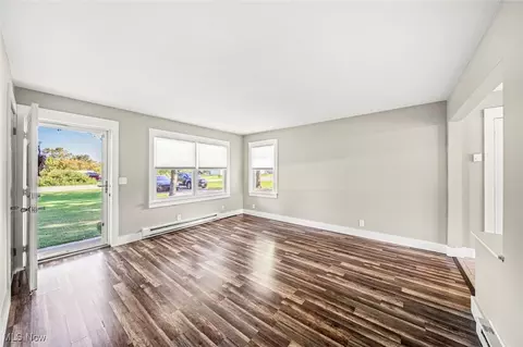 Living - 922 Garrison Rd, Ashtabula, OH 44004 photo 2 of 4