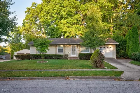 3828 Seneca St, Stow, OH 44224