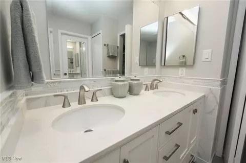 Bath - 655 Hampton Ridge Dr, Akron, OH 44313 photo 3 of 5