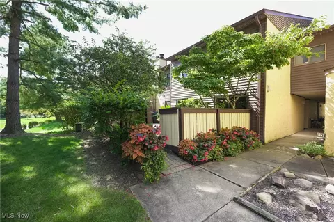 655 Hampton Ridge Dr, Akron, OH 44313