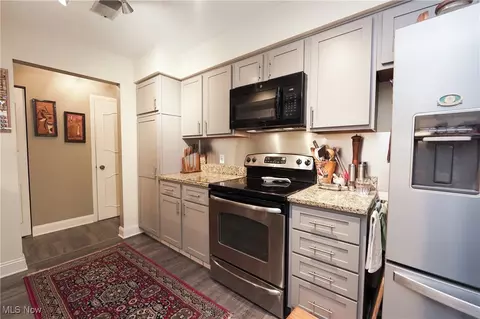 Kitchen - 655 Hampton Ridge Dr, Akron, OH 44313 photo 3 of 4