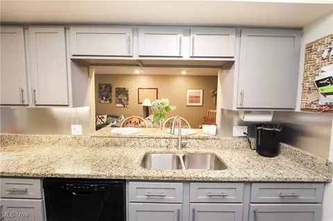Kitchen - 655 Hampton Ridge Dr, Akron, OH 44313 photo 2 of 4