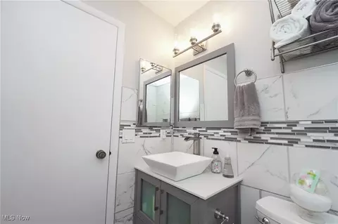 Bath - 655 Hampton Ridge Dr, Akron, OH 44313 photo 5 of 5
