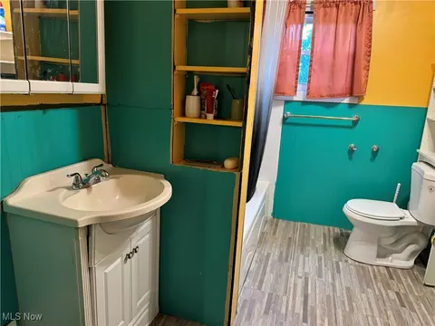 Bath - 15 E 8th St, Ashland, OH 44805 photo 2 of 3