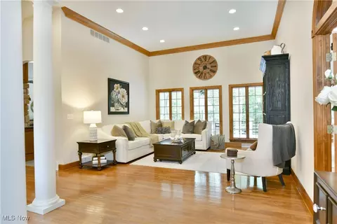 Living - 5551 Walnut Grove Cir, Struthers, OH 44471 photo 1 of 3