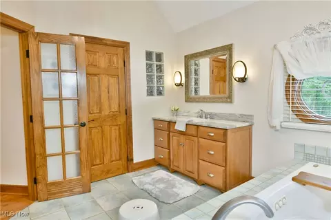 Bath - 5551 Walnut Grove Cir, Struthers, OH 44471 photo 4 of 7
