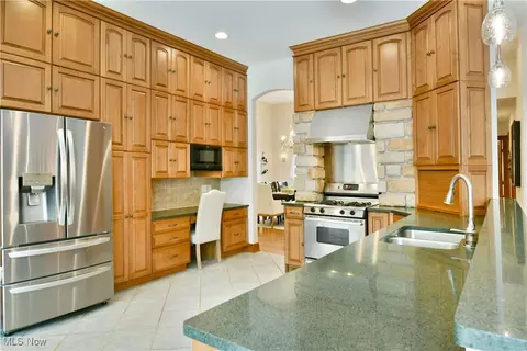 Kitchen - 5551 Walnut Grove Cir, Struthers, OH 44471 photo 3 of 4