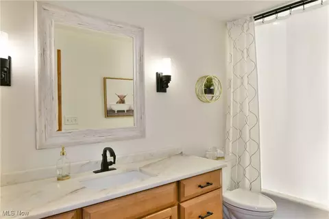 Bath - 5551 Walnut Grove Cir, Struthers, OH 44471 photo 5 of 7