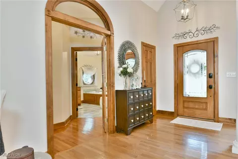 Entry Way - 5551 Walnut Grove Cir, Struthers, OH 44471 photo 1 of 1