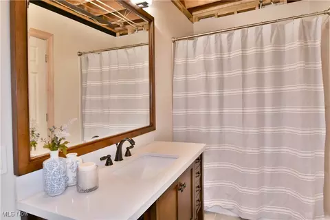 Bath - 5551 Walnut Grove Cir, Struthers, OH 44471 photo 7 of 7