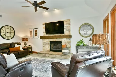 Living - 5551 Walnut Grove Cir, Struthers, OH 44471 photo 2 of 3