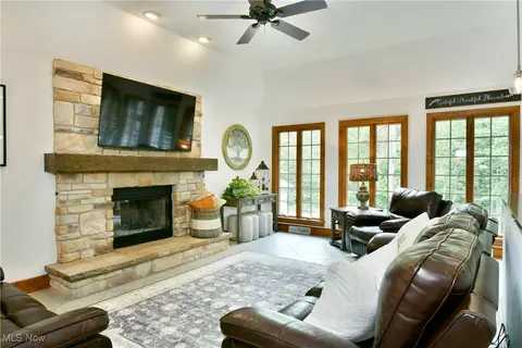 Living - 5551 Walnut Grove Cir, Struthers, OH 44471 photo 3 of 3