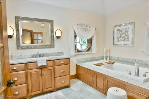 Bath - 5551 Walnut Grove Cir, Struthers, OH 44471 photo 2 of 7