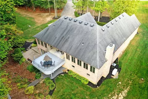 Exterior - 5551 Walnut Grove Cir, Struthers, OH 44471 photo 5 of 9