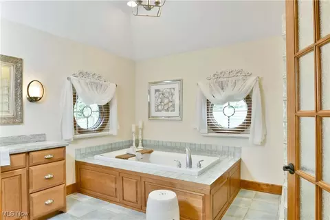 Bath - 5551 Walnut Grove Cir, Struthers, OH 44471 photo 1 of 7