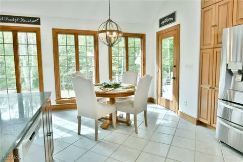 Dining - 5551 Walnut Grove Cir, Struthers, OH 44471 photo 3 of 4