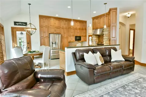 Kitchen - 5551 Walnut Grove Cir, Struthers, OH 44471 photo 4 of 4