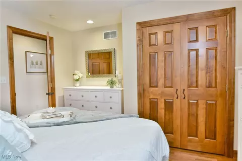 Bedroom - 5551 Walnut Grove Cir, Struthers, OH 44471 photo 5 of 7