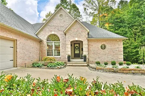 Exterior - 5551 Walnut Grove Cir, Struthers, OH 44471 photo 2 of 9