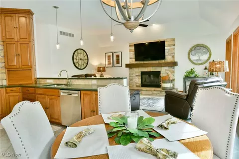 Dining - 5551 Walnut Grove Cir, Struthers, OH 44471 photo 4 of 4