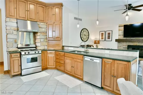 Kitchen - 5551 Walnut Grove Cir, Struthers, OH 44471 photo 2 of 4