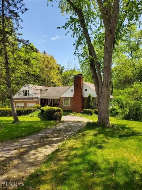11591 Washington St, Chagrin Falls, OH 44023