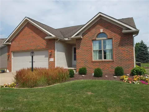 2976 Villa Glen Cir NW, Canton, OH 44708