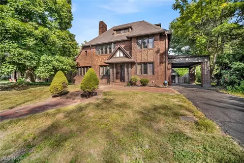 12699 Cedar Rd, Cleveland, OH 44106