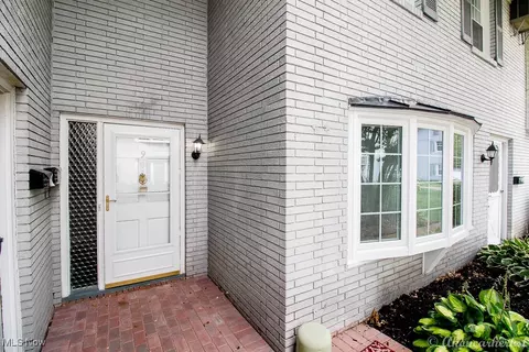 3 Meadowlawn Dr #9, Mentor, OH 44060