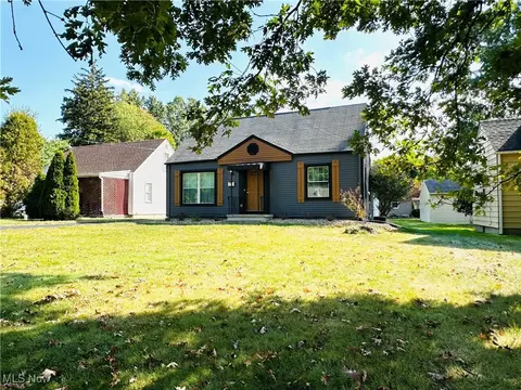 3727 Hopkins Rd, Youngstown, OH 44511