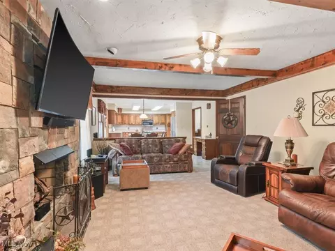 Living - 3098 E Union Rd, Jefferson, OH 44047 photo 2 of 2