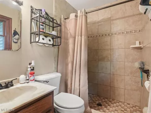 Bath - 3098 E Union Rd, Jefferson, OH 44047 photo 3 of 3