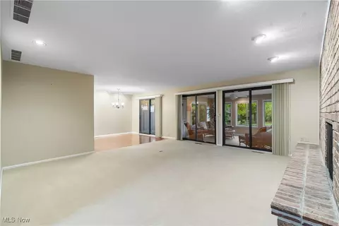 Living - 420-26 Willow Cir, Aurora, OH 44202 photo 10 of 12