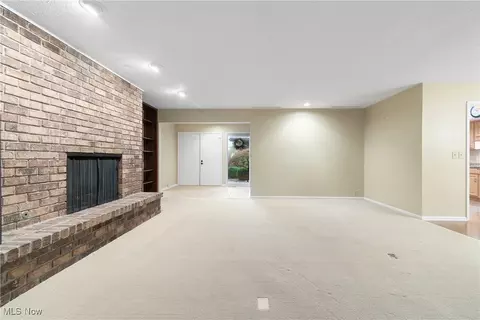Living - 420-26 Willow Cir, Aurora, OH 44202 photo 7 of 12