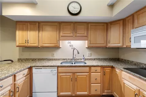 Kitchen - 420-26 Willow Cir, Aurora, OH 44202 photo 2 of 2
