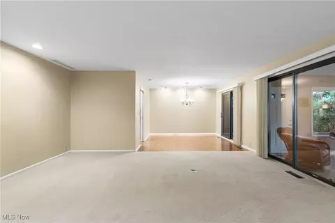 Living - 420-26 Willow Cir, Aurora, OH 44202 photo 9 of 12