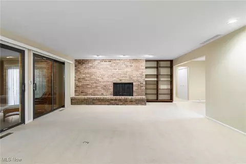 Living - 420-26 Willow Cir, Aurora, OH 44202 photo 6 of 12