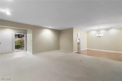 Living - 420-26 Willow Cir, Aurora, OH 44202 photo 8 of 12