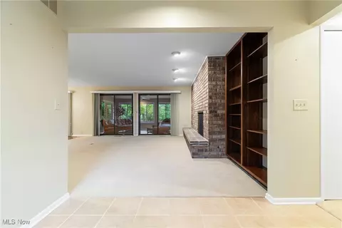 Living - 420-26 Willow Cir, Aurora, OH 44202 photo 11 of 12