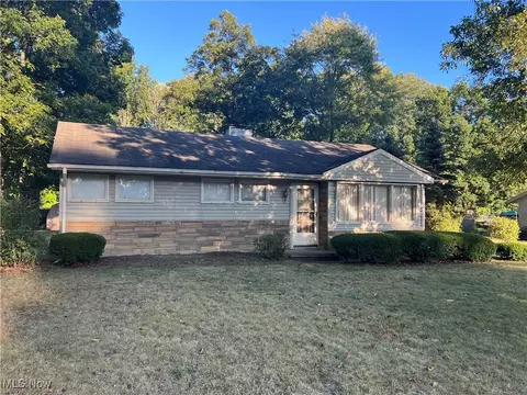 500 Clifton Dr NE, Howland, OH 44484