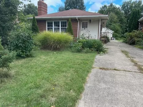 1811 Rockefeller Rd, Wickliffe, OH 44092