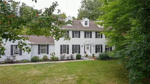 651 Thornhill Ln, Aurora, OH 44202