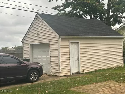 780 E 232nd St, Euclid, OH 44123 photo 3