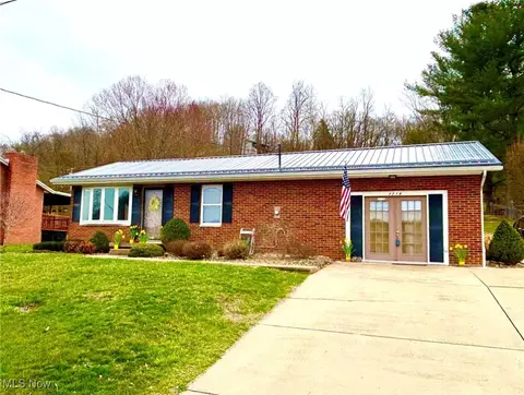 2218 Lindy Cir, Saint Marys, WV 26170