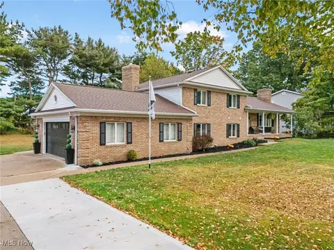 1449 Chelmsford St NW, North Canton, OH 44720