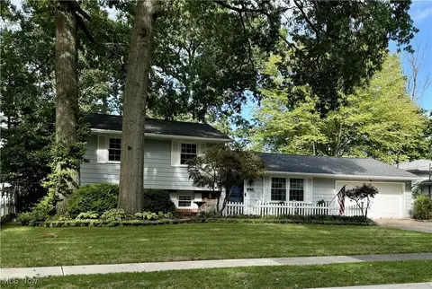 5012 Hollyview Dr, Vermilion, OH 44089