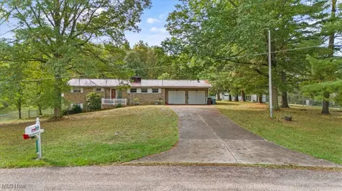 333 Roberts Dr, Belpre, OH 45714